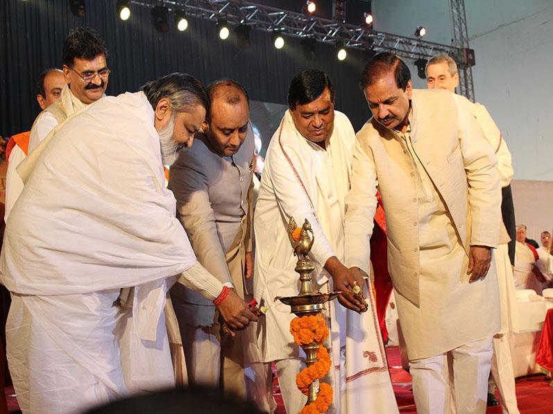 Brahmachari Girish Ji, Shri Sudhanshu Trivedi Ji, Shri Ajay Prakash Ji and Dr. Mahesh Sharma Ji lighting the lamp
